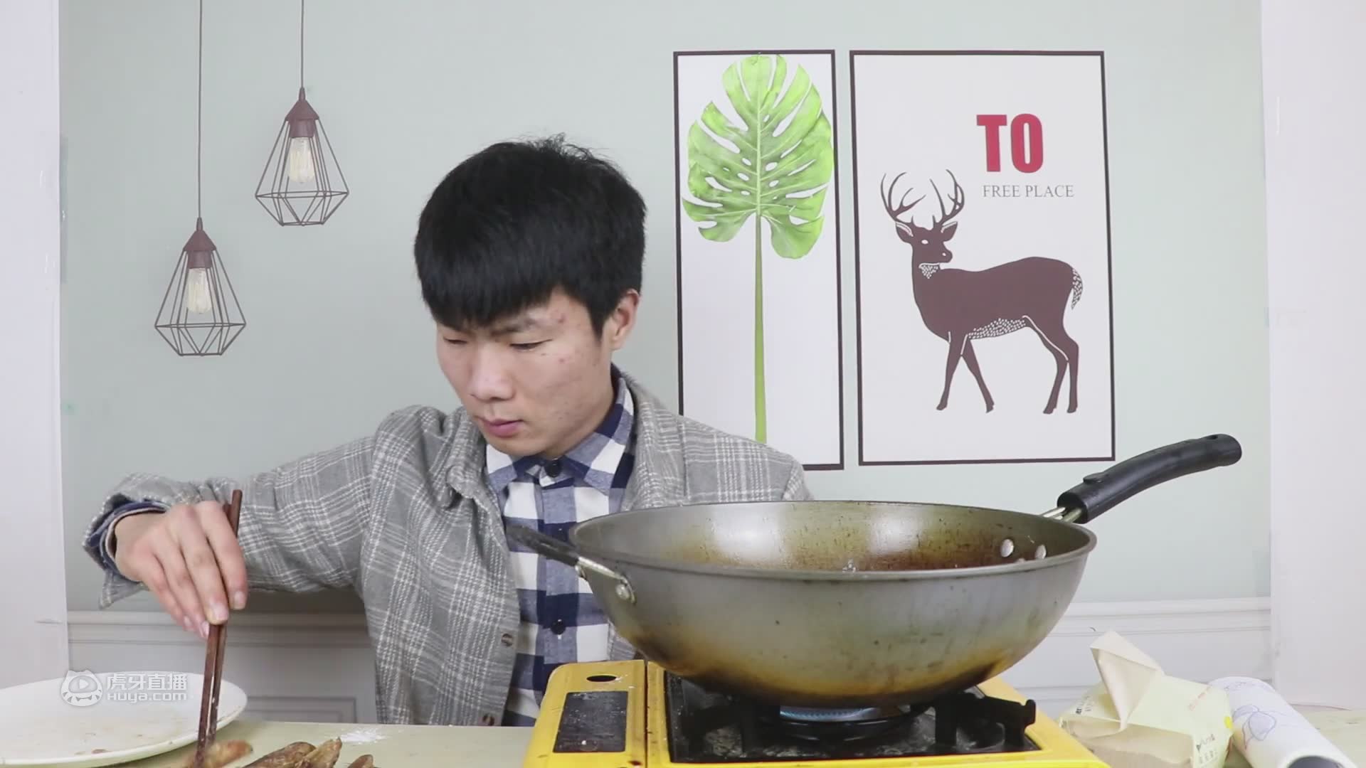 宅在家里太无聊，小伙体验做鸭头的乐趣