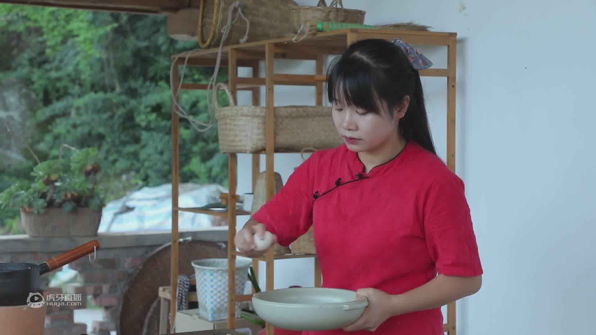 闻着花香味，在悬崖边找了美味的食材
