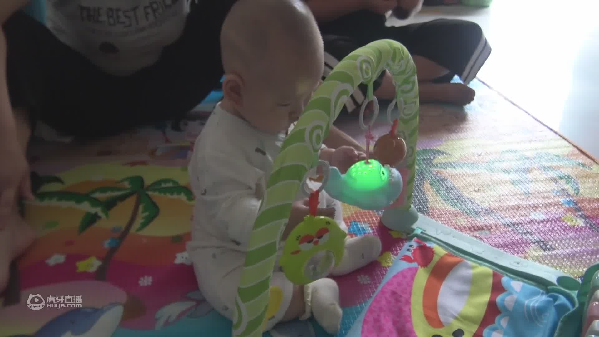 宝宝五个月就会坐了，小纯一时大意宝宝发生了意外，太心痛了