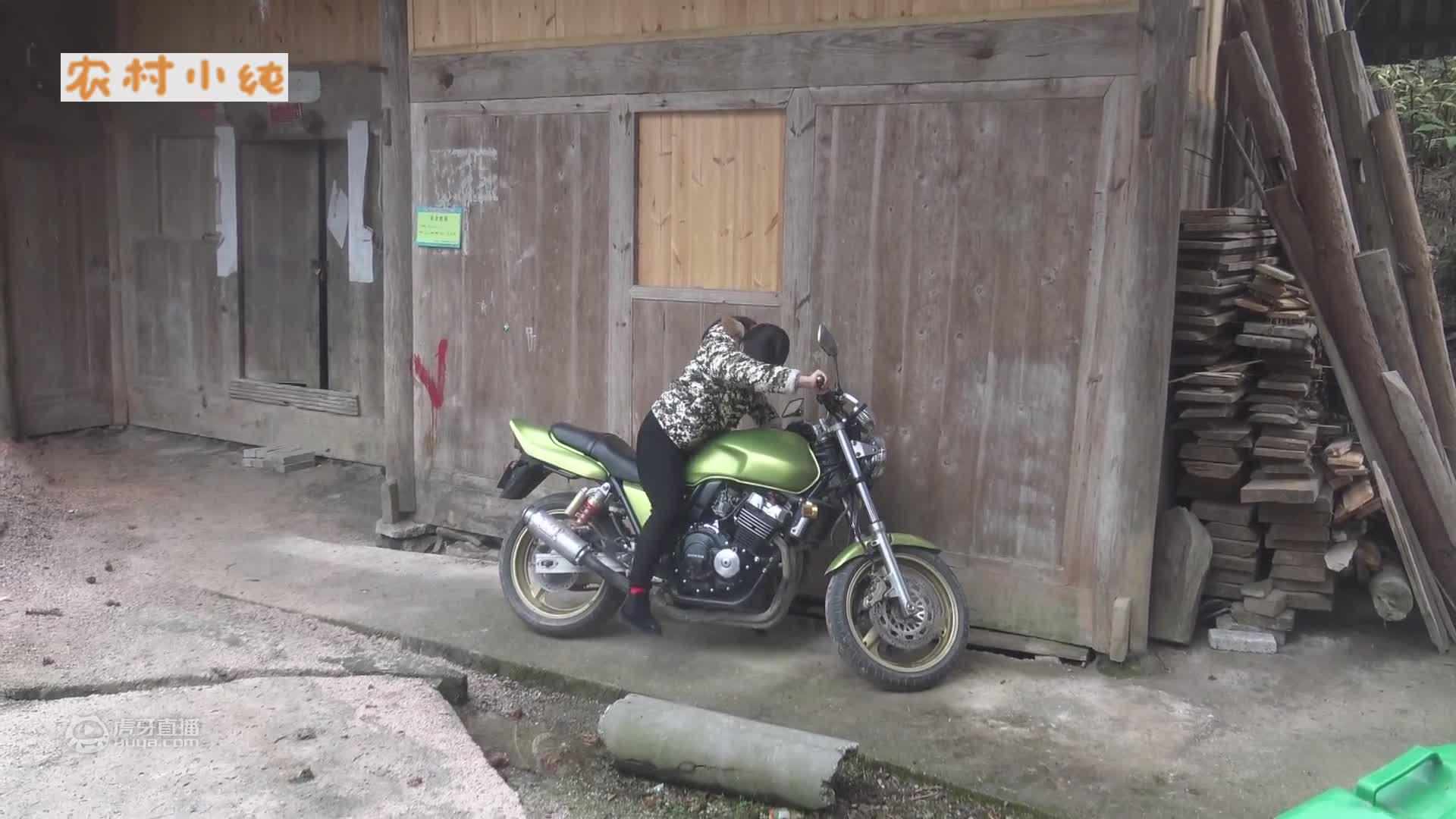 堂哥买的摩托跑车，小纯迫不及待坐上去，价格却很无语