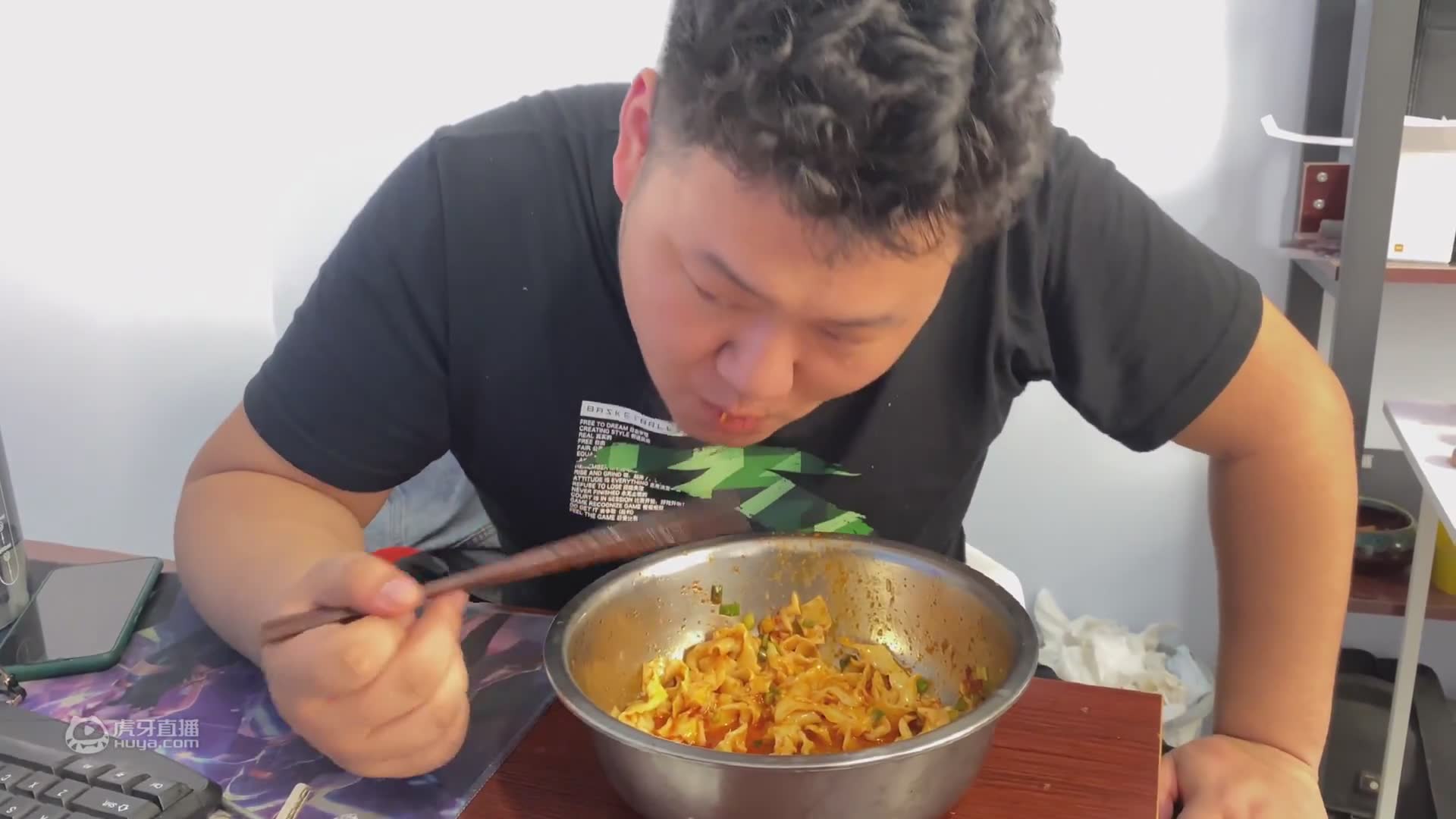 100卖几斤五花肉，做网红美食红烧肉蛋糕，老三跟找找越吃越香啊